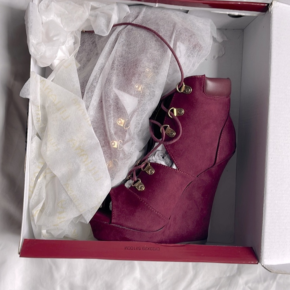 Liliana Burgandy Open Toe Lace Up Wedges. Suede SIZE 6.5 New w/ Tags.